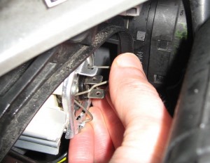 Peugeot 206 - Changing front bulb - removing bulb support