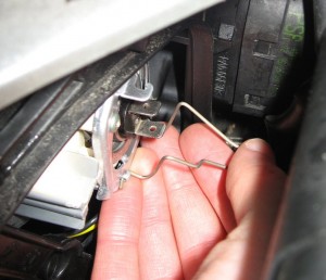 Peugeot 206 - Changing front bulb - removing bulb support